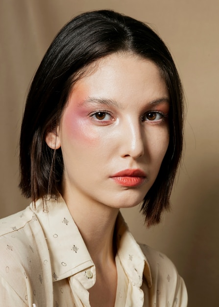 免费Photo 影棚中美丽的女子正面照
